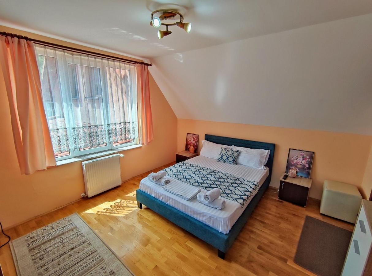 Отель Casa Adam Сигишоара Экстерьер фото