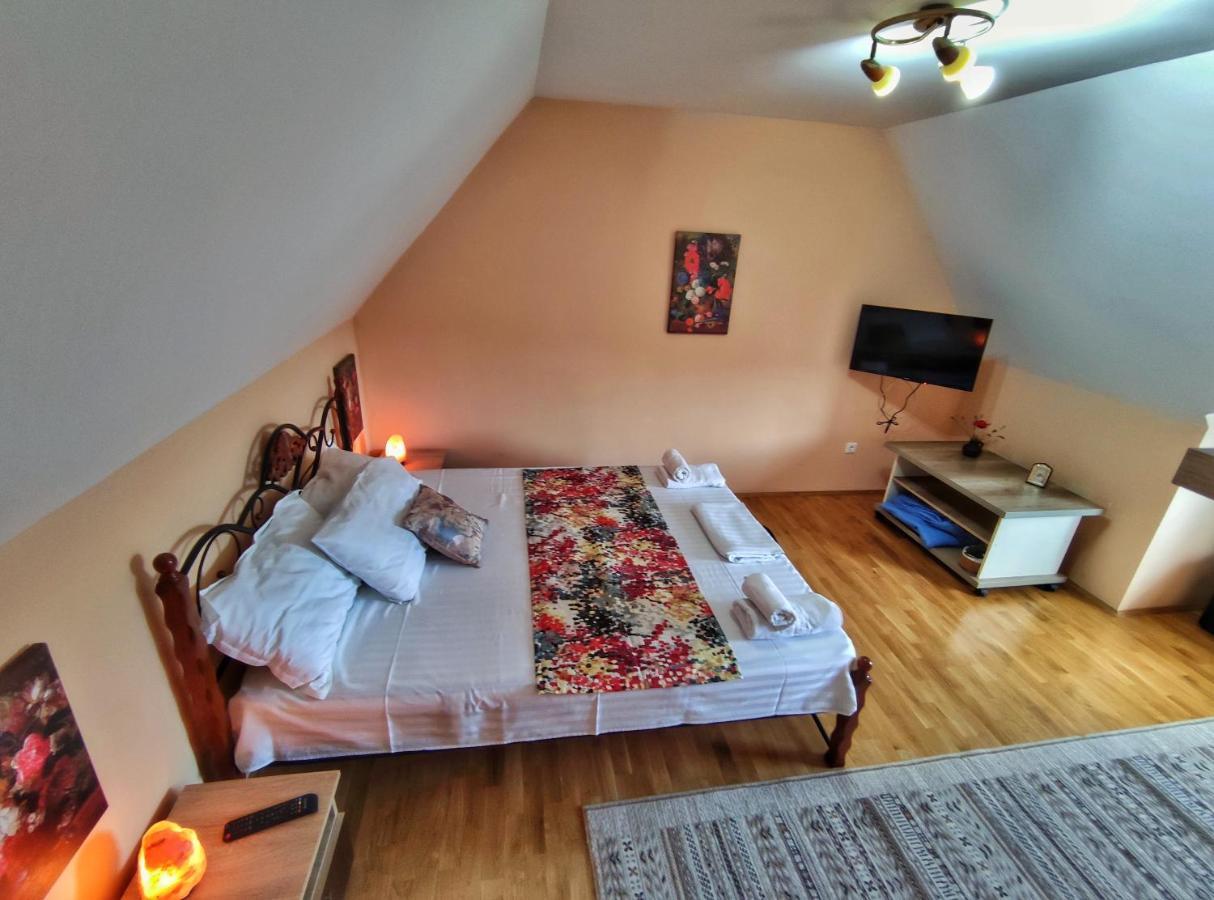 Отель Casa Adam Сигишоара Экстерьер фото