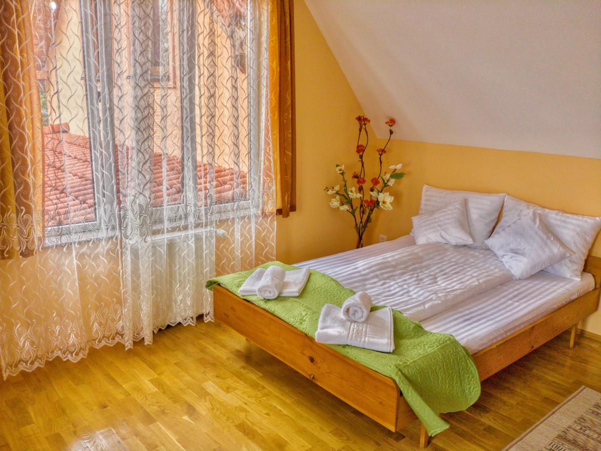 Отель Casa Adam Сигишоара Экстерьер фото